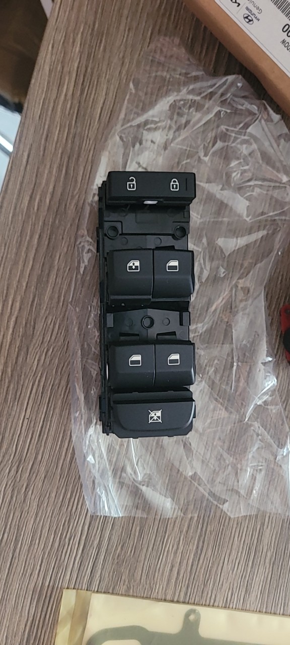 93571M6000 Công tắc bấm kính tổng Kia Cerato 2019